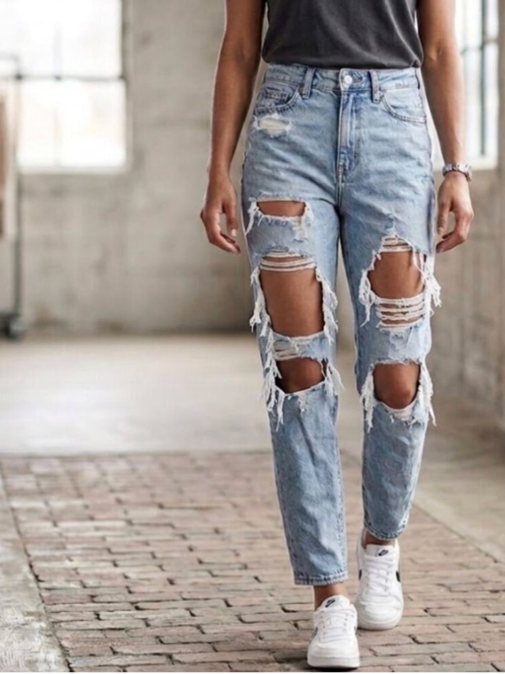 American Eagle Highest Rise Mom Jean Skylight Indigo Destroyed Womens 6 Short